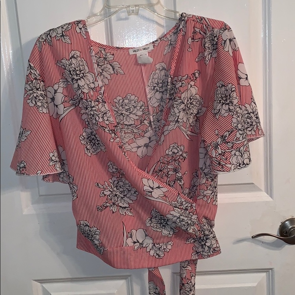 Beautiful  tie in the back top